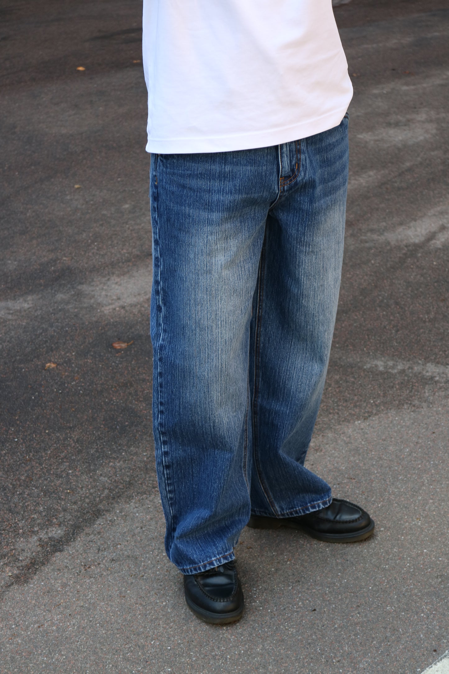 CLASSIC CUT WASHED JEANS