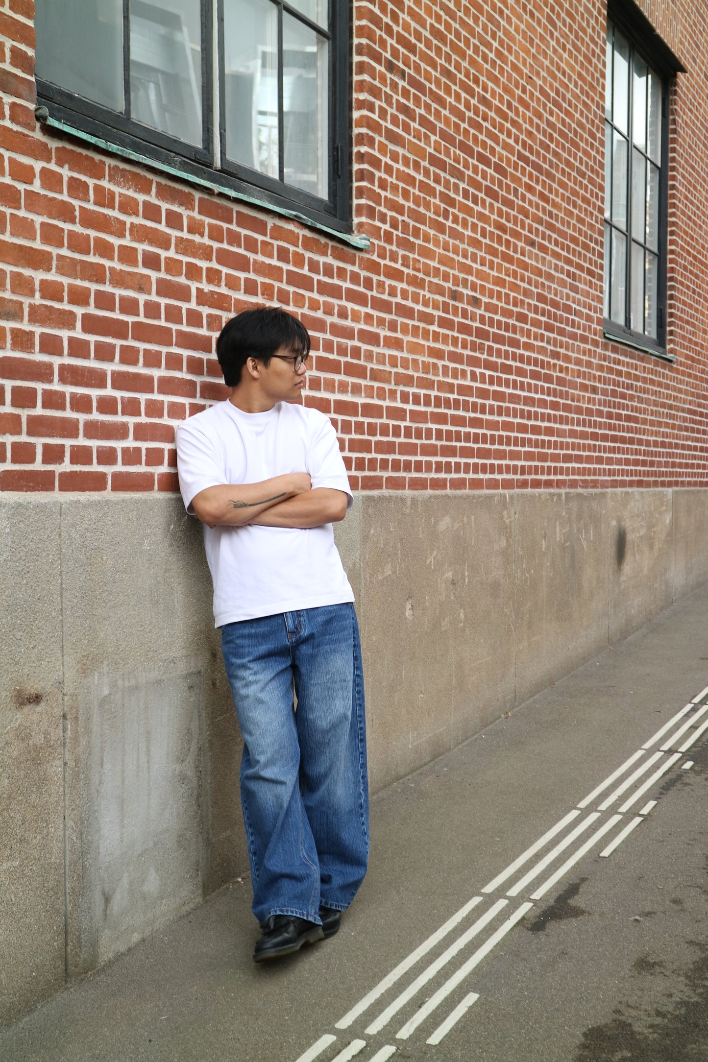 CLASSIC CUT WASHED JEANS