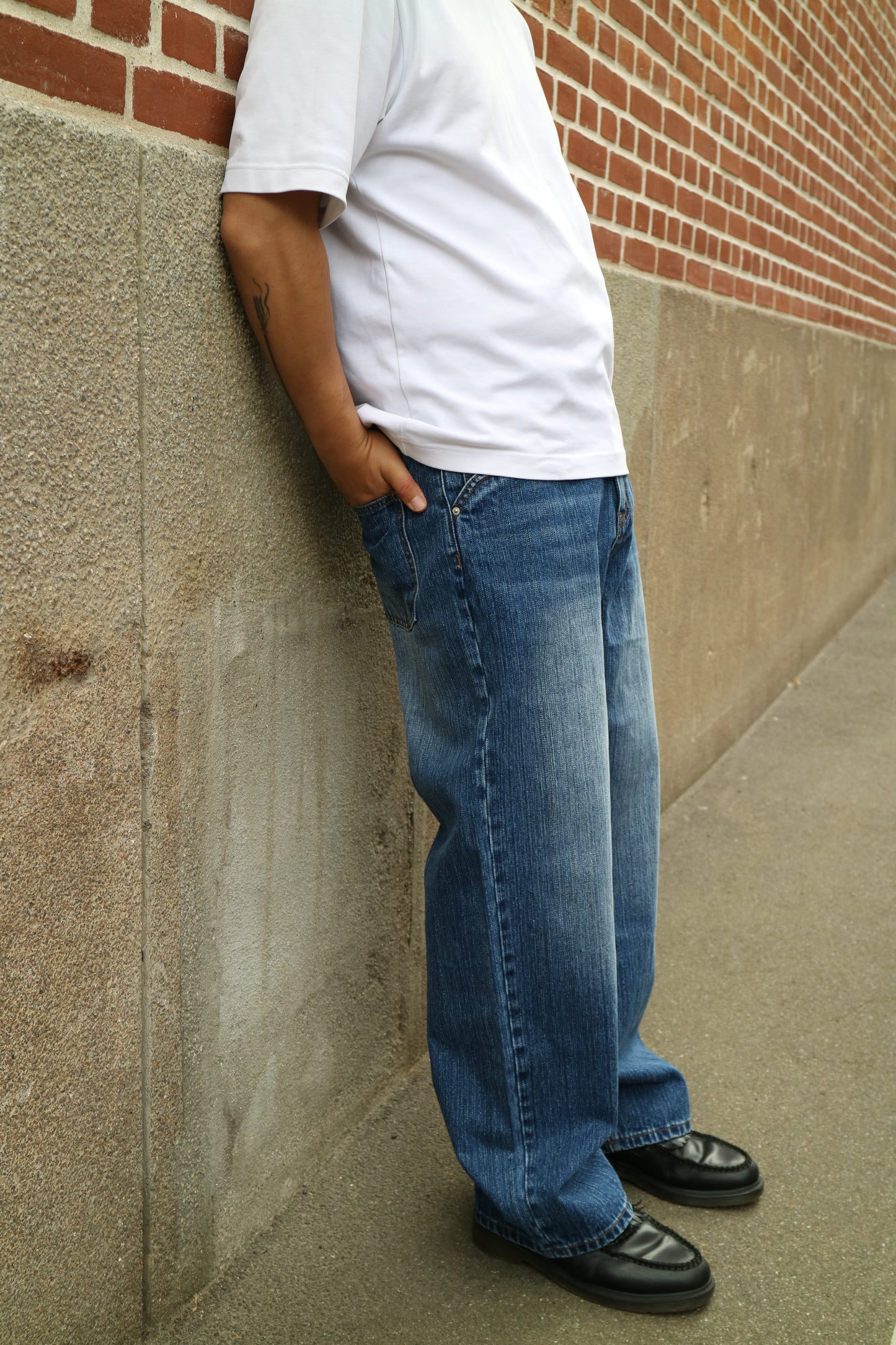 CLASSIC CUT WASHED JEANS