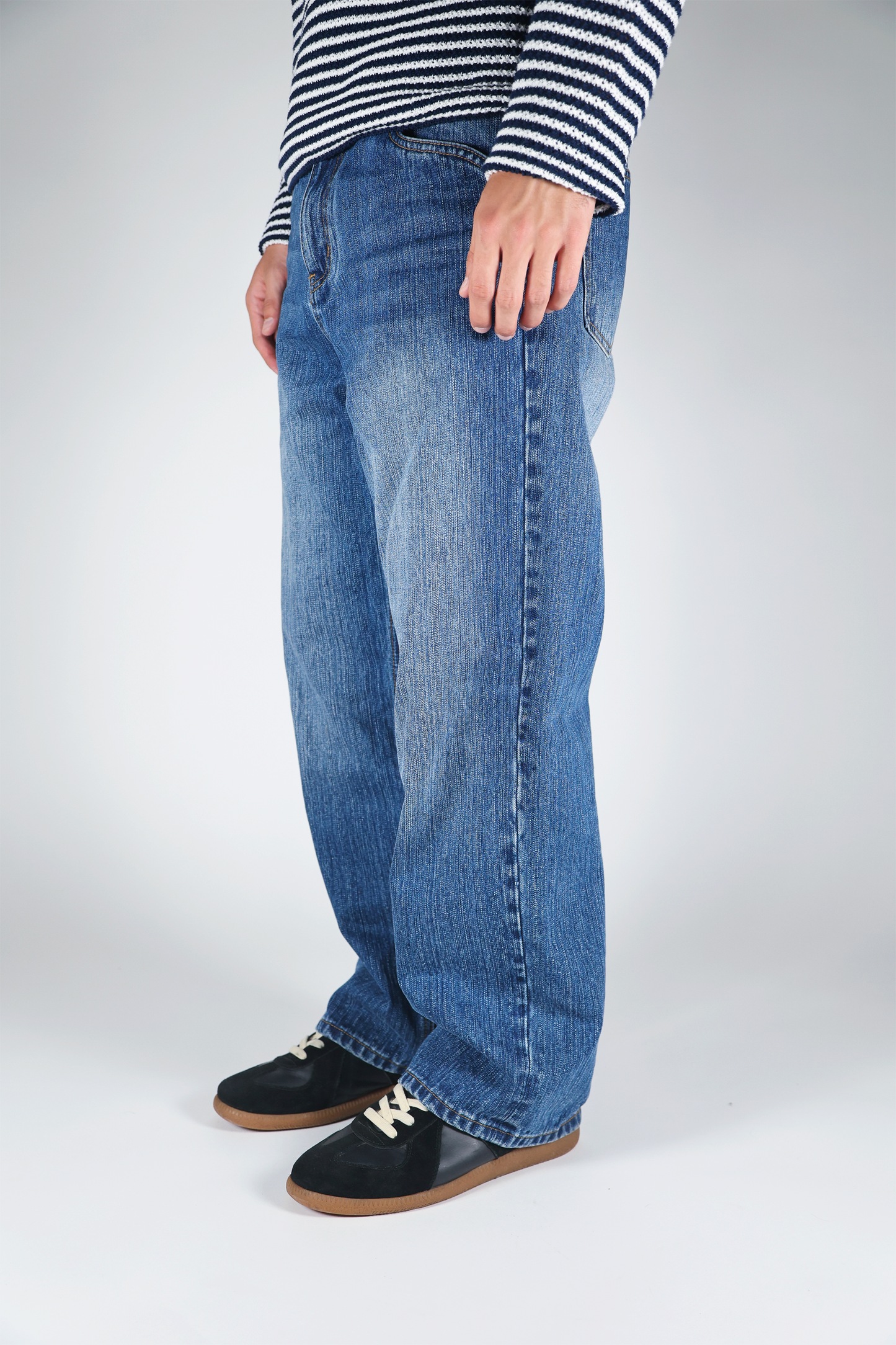 CLASSIC CUT WASHED JEANS
