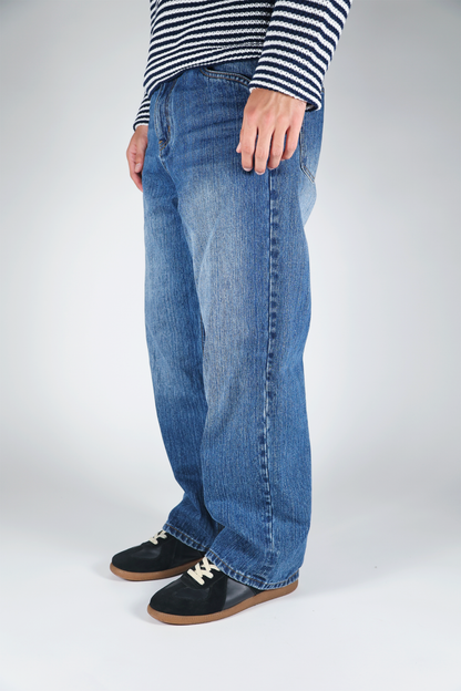 CLASSIC CUT WASHED JEANS