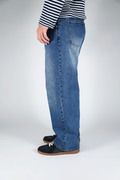 CLASSIC CUT WASHED JEANS